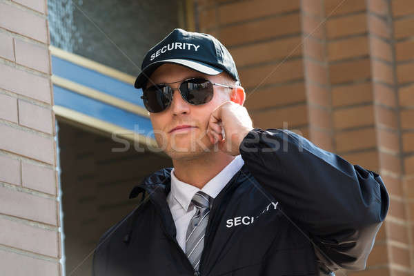 年輕 警衛 常設 入口 聽 商業照片 © AndreyPopov