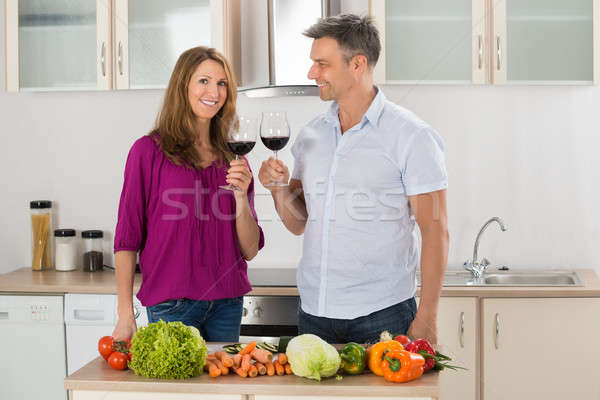 Stock foto: Porträt · glücklich · Paar · Toasten · Rotwein · Gemüse