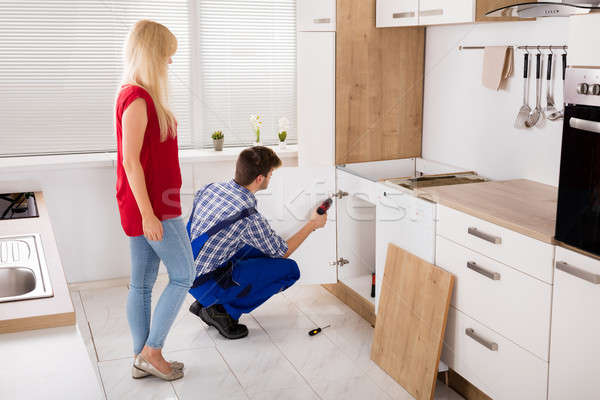 Szerelő · megjavít · ajtó · mosogató · installál · bútor stock ... Mosogató bútor