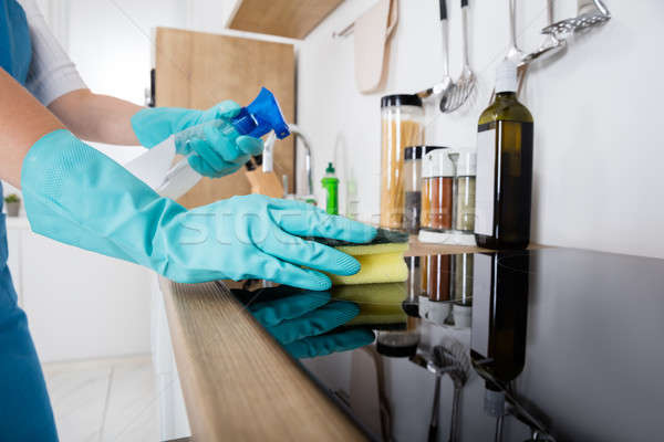 Woźny czyszczenia kuchnia gąbki spray butelki Zdjęcia stock © AndreyPopov