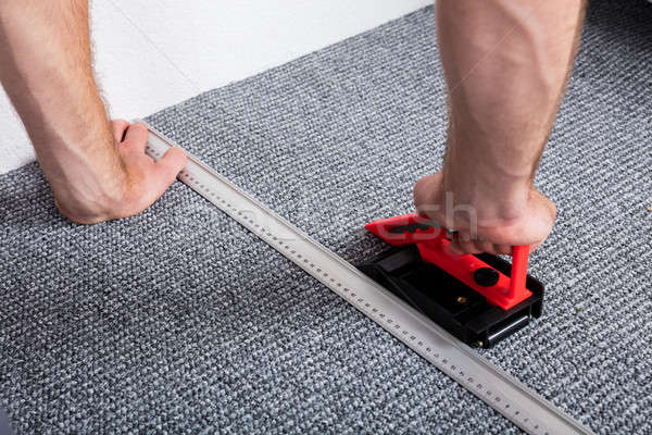 Handen leggen tapijt vloer huis Stockfoto © AndreyPopov