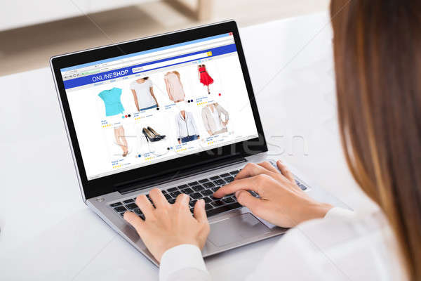 Foto d'archivio: Imprenditrice · shopping · laptop · primo · piano · desk · internet