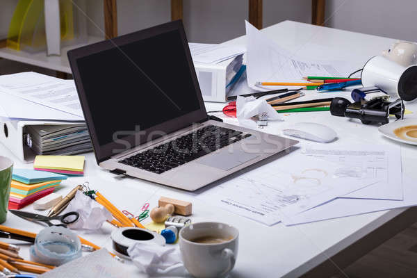 Stock fotó: Nyitva · laptop · rendetlen · asztal · kávéscsésze · iratok