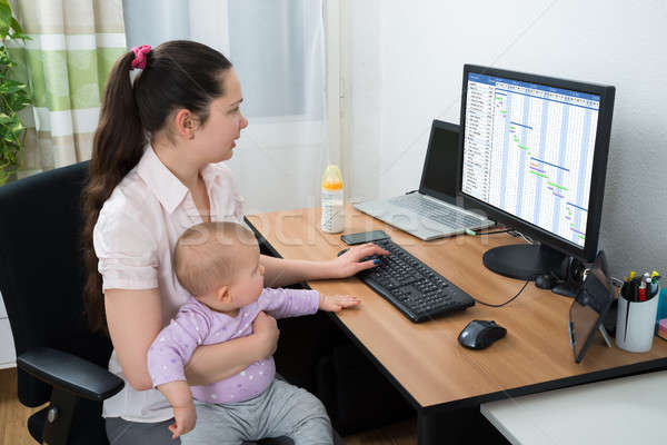 Nő néz diagram számítógép felnőtt kislány Stock fotó © AndreyPopov