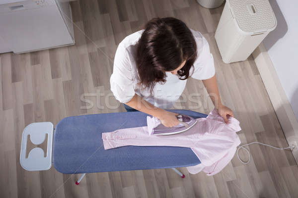 Widoku kobieta tkaniny pranie pokój Zdjęcia stock © AndreyPopov