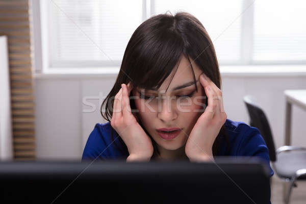 Mujer de negocios sufrimiento dolor de cabeza primer plano jóvenes oficina Foto stock © AndreyPopov