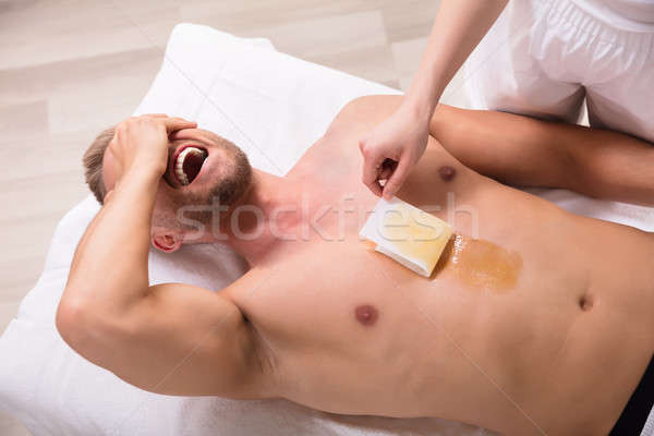 Homem gritando depilação com cera peito ver moço Foto stock © AndreyPopov