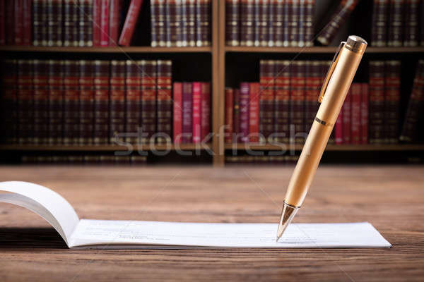 Golden Stift Unterzeichnung Scheck Foto Gerichtssaal Stock foto © AndreyPopov