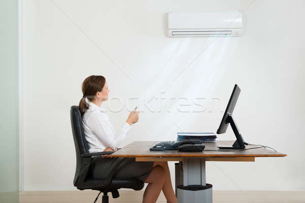 Kobieta interesu klimatyzator biuro młodych posiedzenia krzesło Zdjęcia stock © AndreyPopov