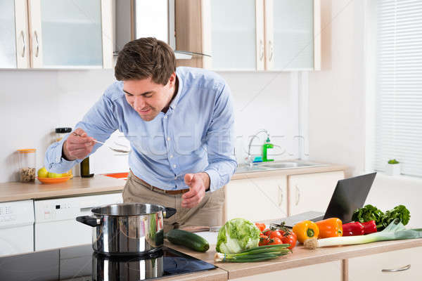 Stockfoto: Man · proeverij · maaltijd · keuken · jonge · gelukkig