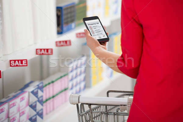 Zdjęcia stock: Kobieta · zakupy · listy · smartphone · supermarket · telefonu