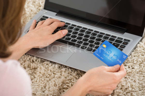 Mulher compras on-line laptop cartão de débito Foto stock © AndreyPopov