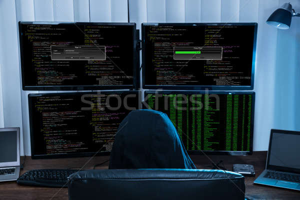 Jongen vergadering stoel hacking meervoudig computers Stockfoto © AndreyPopov