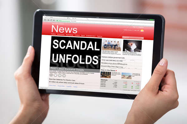 ストックフォト: デジタル · タブレット · 画面 · スキャンダル · ニュース
