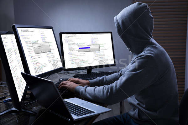 ハッカー 複数 コンピュータ 盗む データ 背面図 ストックフォト © AndreyPopov