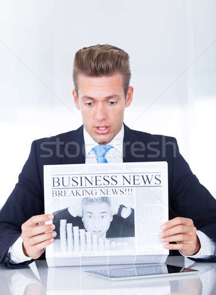 Foto stock: Empresario · lectura · periódico · jóvenes · papel