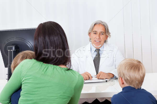 Foto stock: Mãe · crianças · sessão · médico · escritório