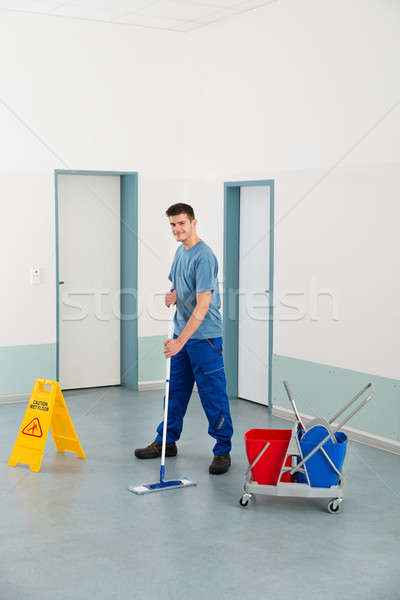 Zdjęcia stock: Mężczyzna · pracownika · czyszczenia · sprzęt · piętrze · młodych