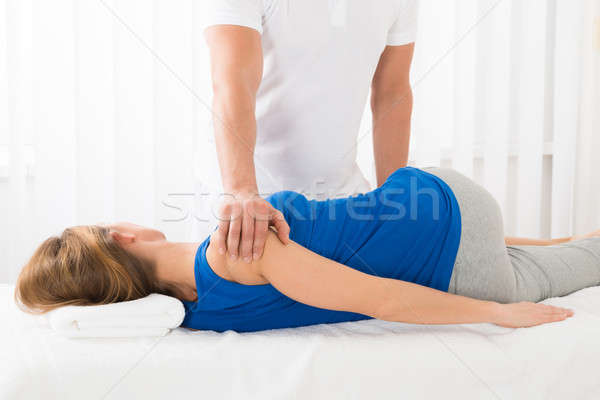 Masażysta masażu kobieta starsza kobieta spa ręce Zdjęcia stock © AndreyPopov