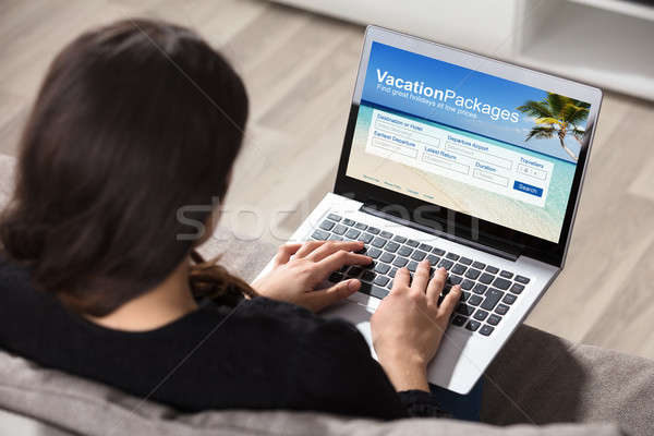 Nő előre bejelentkezés nyaralások csomagok laptop közelkép Stock fotó © AndreyPopov