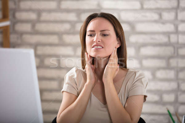 Kobieta interesu cierpienie ból szyi szyi ból dotknąć Zdjęcia stock © AndreyPopov