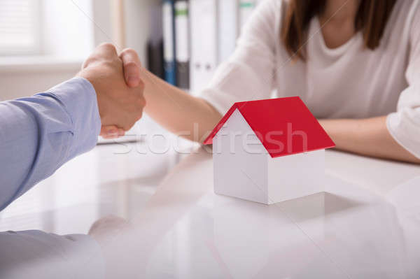 Immobilienmakler Client Haus Modell Schreibtisch Stock foto © AndreyPopov