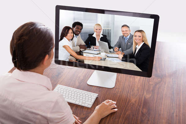 Femeie de afaceri vizionarea on-line prezentare şedinţei birou Imagine de stoc © AndreyPopov
