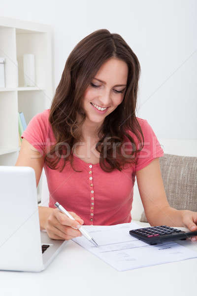 Stockfoto: Vrouw · financieren · jonge · vrouw · calculator · laptop