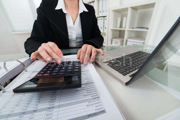 üzletasszony számla közelkép számológép üzlet papír Stock fotó © AndreyPopov