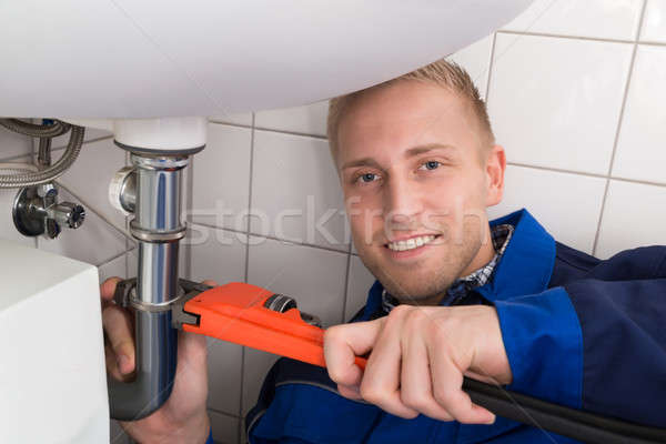 Stockfoto: Mannelijke · loodgieter · wastafel · keuken · jonge