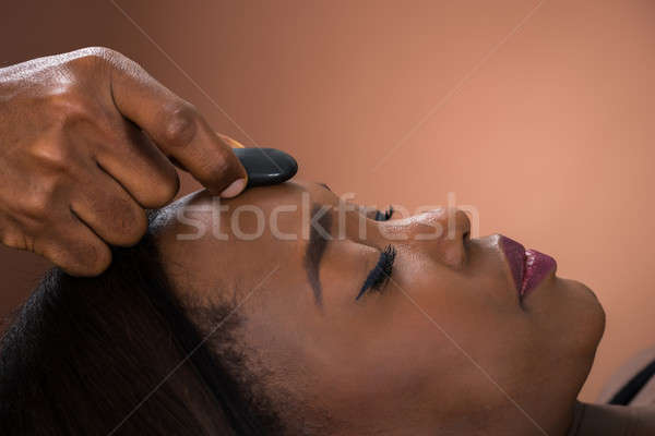 Jonge vrouw hot steen massage jonge Stockfoto © AndreyPopov