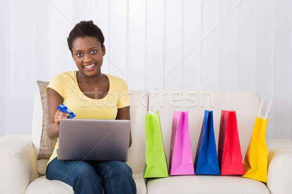 Foto stock: Feliz · mujer · compras · línea · usando · la · computadora · portátil · jóvenes