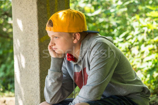 Stockfoto: Ontdaan · jongen · vergadering · park · hand · hoofd