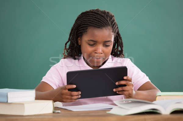 écolière numérique comprimé étudier tableau fille [[stock_photo]] © AndreyPopov