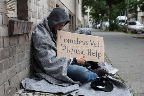 男 無家可歸 坐在 街頭 問 幫助 商業照片 © AndreyPopov