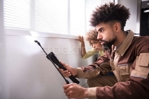 Werknemer toorts jonge mannelijke venster Stockfoto © AndreyPopov