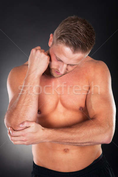 Dopasować młody człowiek łokieć szkoda muskularny stałego Zdjęcia stock © AndreyPopov