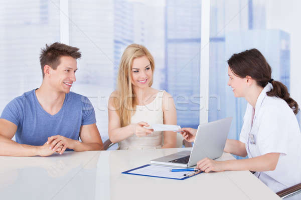 Foto stock: Médico · prescrição · papel · casal · clínica · feminino