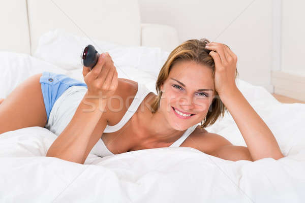 Kadın kontrol genç güzel bir kadın yatak Stok fotoğraf © AndreyPopov
