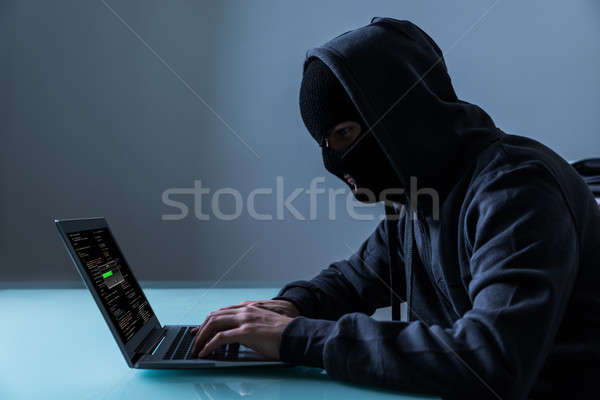黑客 偷 信息 筆記本電腦 辦公室 夜 商業照片 © AndreyPopov