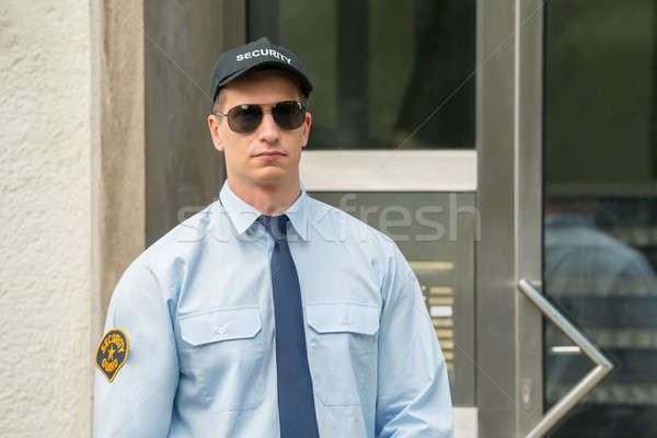 Masculina guardia de seguridad pie entrada retrato jóvenes Foto stock © AndreyPopov