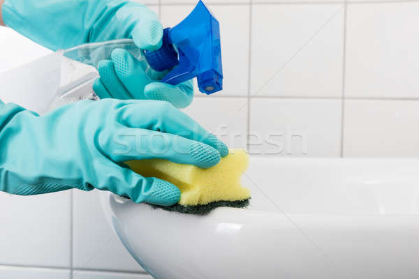 Személy takarítás fürdőszoba mosdókagyló közelkép kéz Stock fotó © AndreyPopov