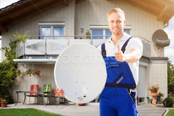 Mann halten Satellitenschüssel Daumen up Stock foto © AndreyPopov