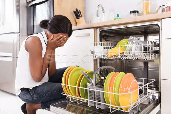 печально женщину посудомоечная машина африканских кухне Сток-фото © AndreyPopov