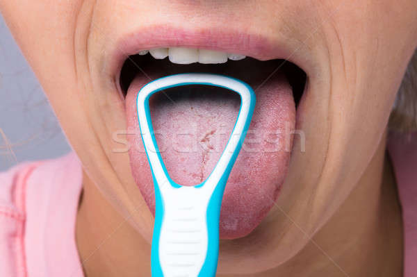 Kobieta czyszczenia język czystsze młoda kobieta Zdjęcia stock © AndreyPopov