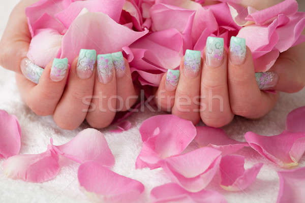 商業照片: 美麗 · 手 · 粉紅色的玫瑰 · 花瓣 · 人造的