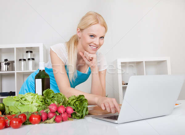 Vrolijk jonge vrouw koken keuken computer vrouw Stockfoto © AndreyPopov