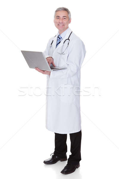 Foto stock: Retrato · doctor · de · sexo · masculino · usando · la · computadora · portátil · blanco · hombre · médicos