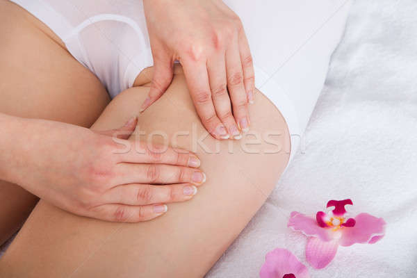Frau Schenkel Massage Behandlung spa Stock foto © AndreyPopov