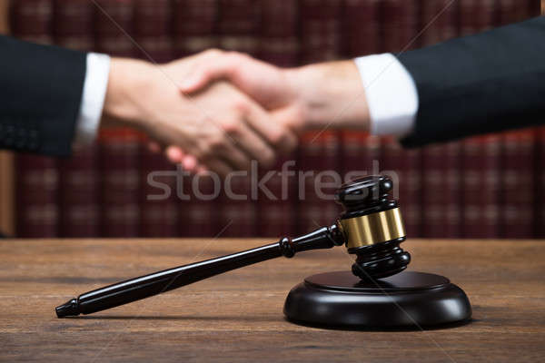 Sędzia klienta drżenie rąk sala sądowa młotek drewniany stół Zdjęcia stock © AndreyPopov